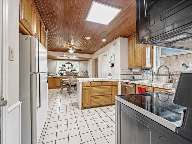 2119 Prestonwood Drive, Arlington, TX 76012