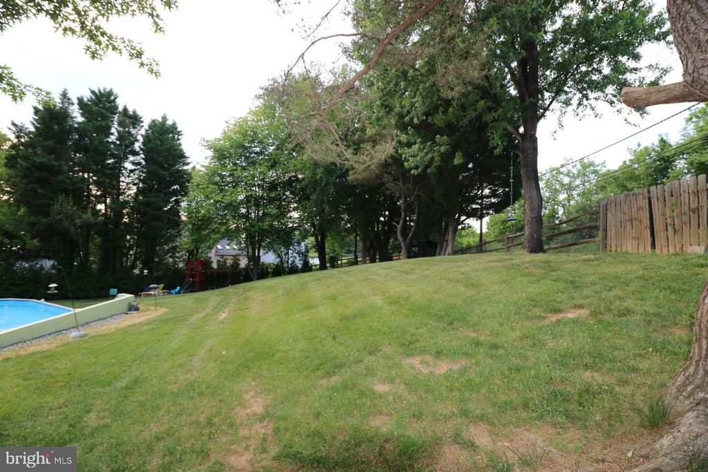 Image 101 of property listing at 11901 RUSTIC FARM CT, Germantown, MD 20874