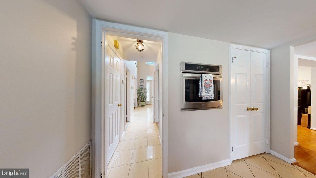 Image 9 of property listing at 11901 RUSTIC FARM CT, Germantown, MD 20874