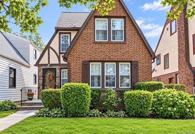 230 Crocus Avenue, Floral Park, NY 11001