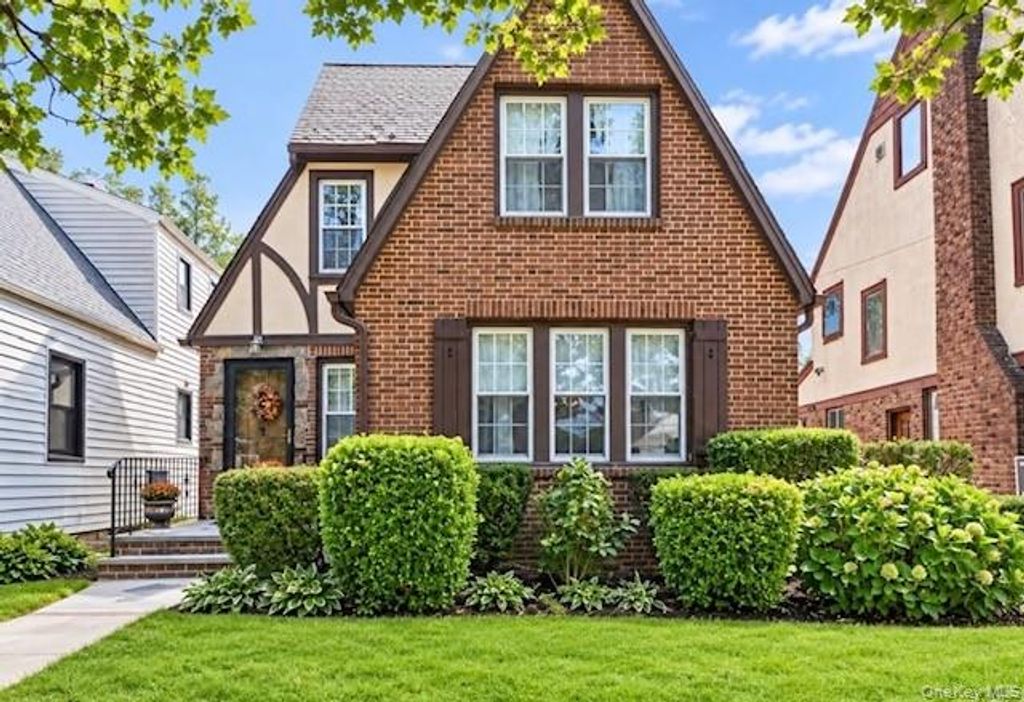 230 Crocus Avenue, Floral Park, NY 11001 — photo 2