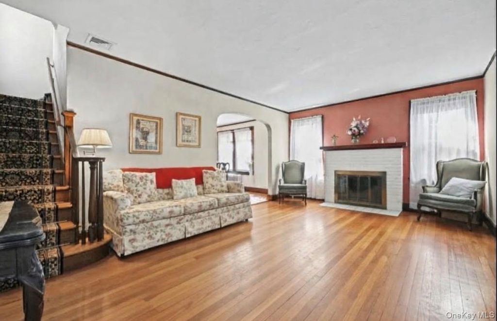 230 Crocus Avenue, Floral Park, NY 11001 — photo 3