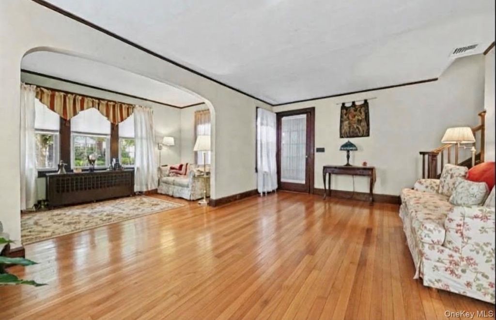 230 Crocus Avenue, Floral Park, NY 11001 — photo 4