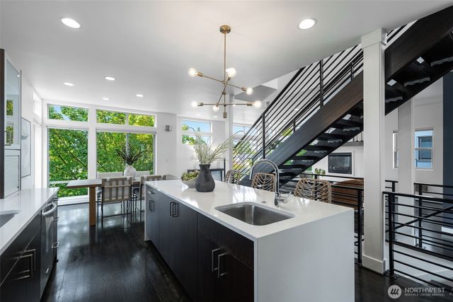 223 NW 87th St, Seattle, WA 98117