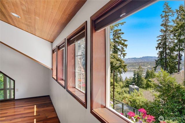 4739 Fernridge Lane, Mercer Island, WA 98040