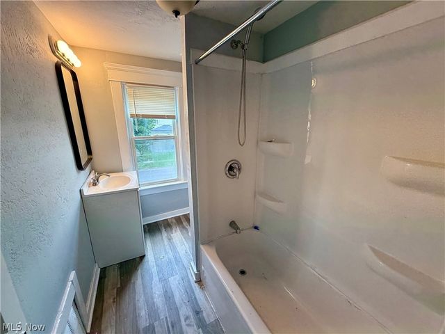 1305 Curtis Street, Akron, OH 44301