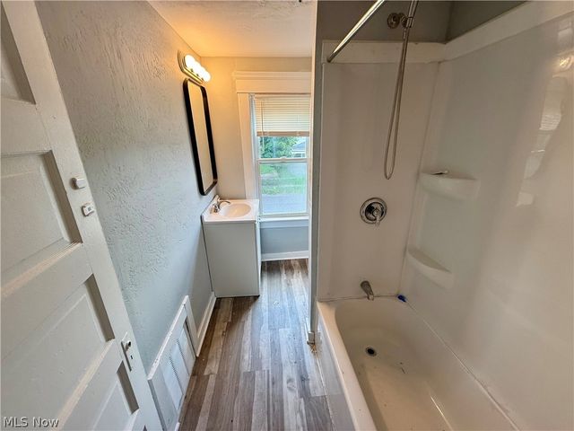1305 Curtis Street, Akron, OH 44301
