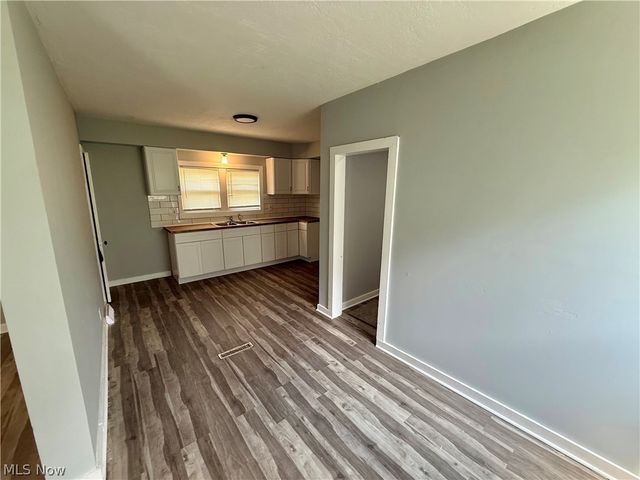 1305 Curtis Street, Akron, OH 44301