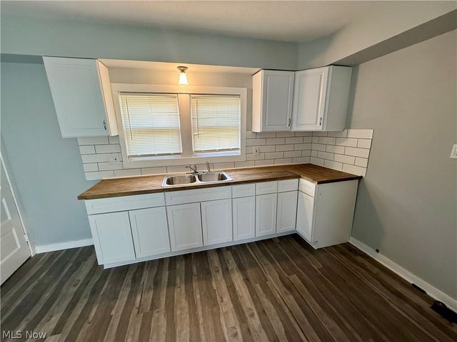 1305 Curtis Street, Akron, OH 44301