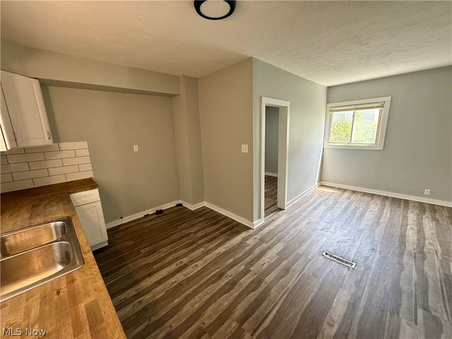 1305 Curtis Street, Akron, OH 44301