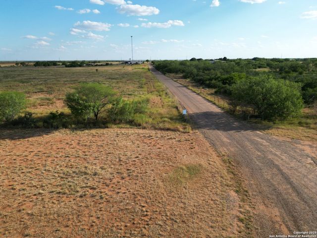 1750 W Hwy 85, Dilley, TX 78017