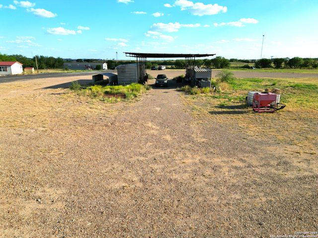 1750 W Hwy 85, Dilley, TX 78017