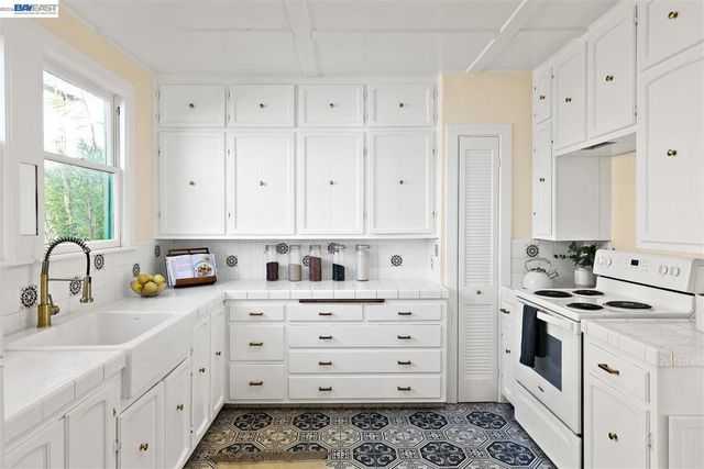 2801 Clay St, Alameda, CA 94501