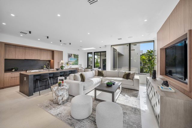 521 SE 4TH Avenue, Delray Beach, FL 33483