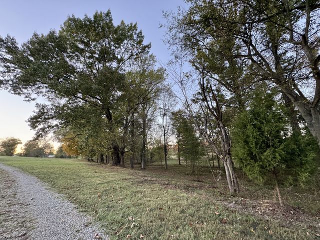 418 Creekmore Rd, Cottontown, TN 37048