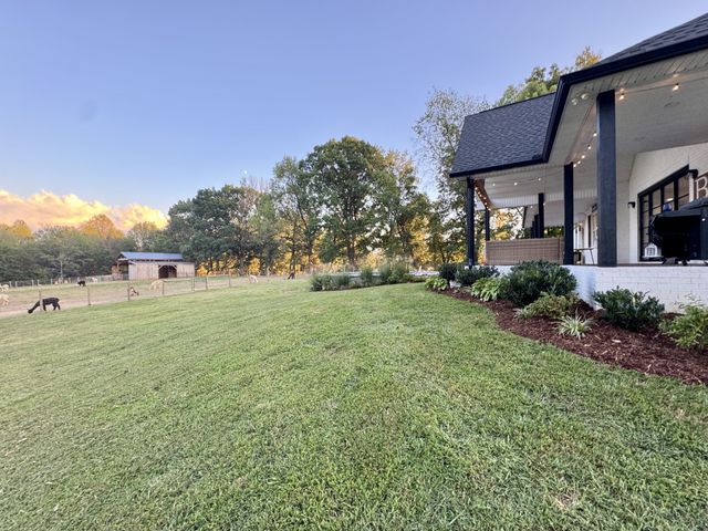 418 Creekmore Rd, Cottontown, TN 37048