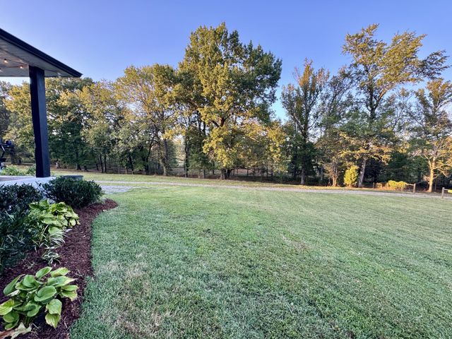 418 Creekmore Rd, Cottontown, TN 37048