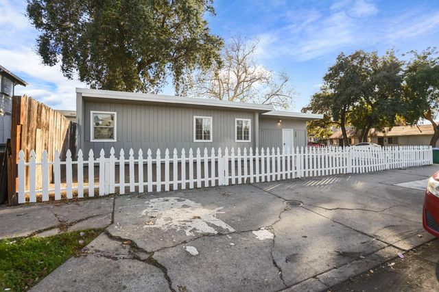 702 E Oak St, Stockton, CA 95202