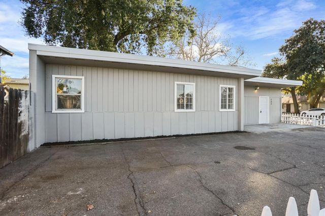 702 E Oak St, Stockton, CA 95202