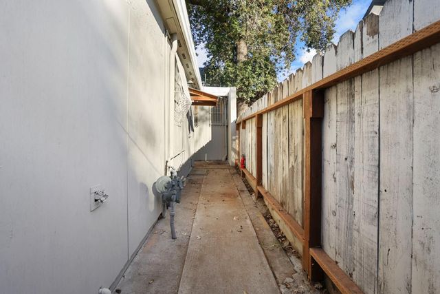 702 E Oak St, Stockton, CA 95202
