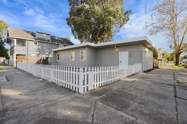 702 E Oak St, Stockton, CA 95202