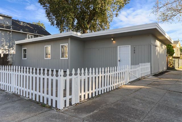 702 E Oak St, Stockton, CA 95202
