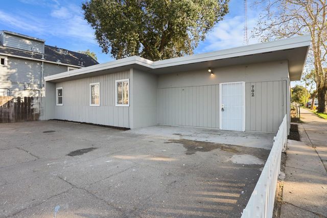 702 E Oak St, Stockton, CA 95202