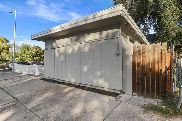 702 E Oak St, Stockton, CA 95202
