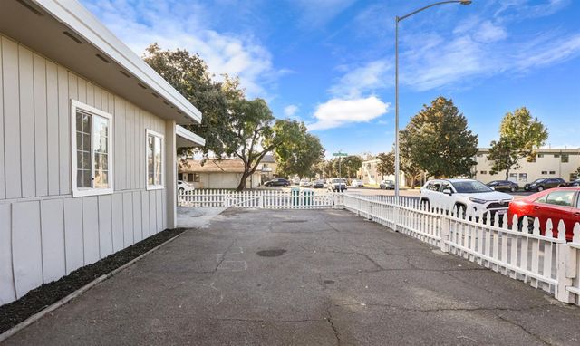 702 E Oak St, Stockton, CA 95202
