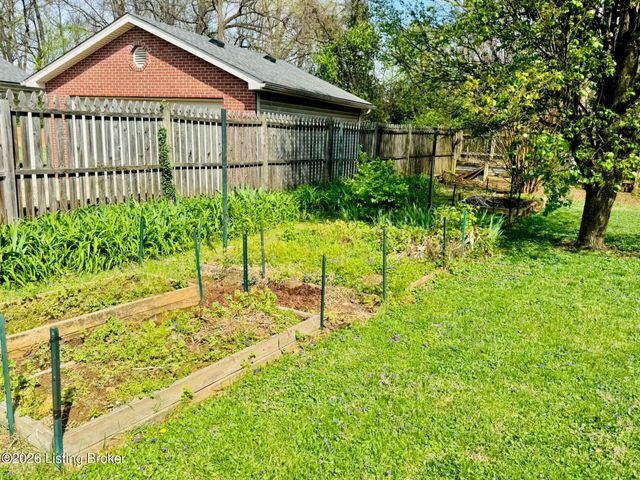 2806 Oakwood Dr, Bardstown, KY 40004