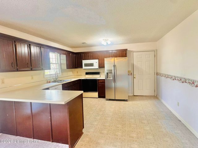 2806 Oakwood Dr, Bardstown, KY 40004