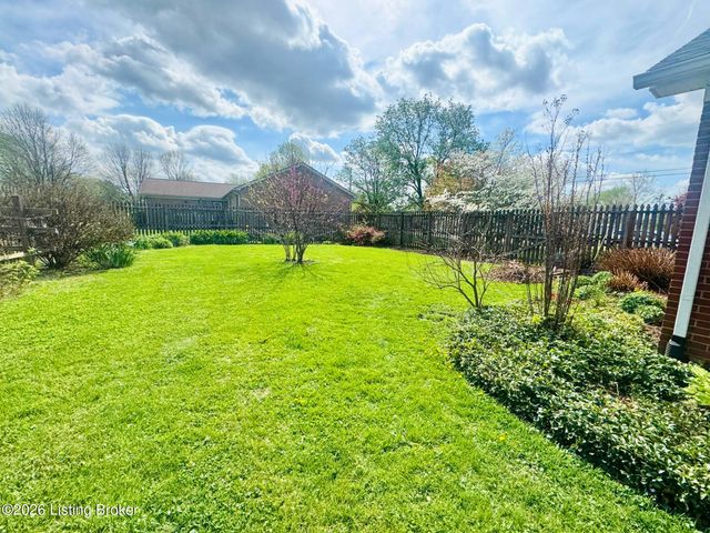 2806 Oakwood Dr, Bardstown, KY 40004