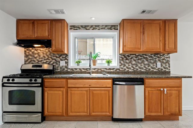 1345 Hendricks Way, Waterford Charter Township, MI 48328