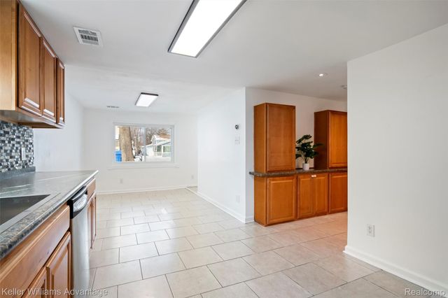 1345 Hendricks Way, Waterford Charter Township, MI 48328