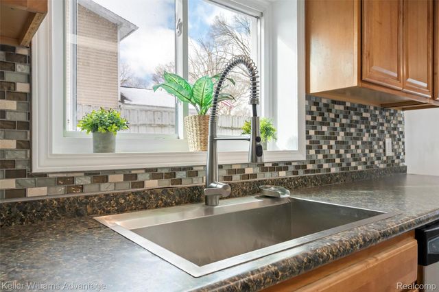 1345 Hendricks Way, Waterford Charter Township, MI 48328