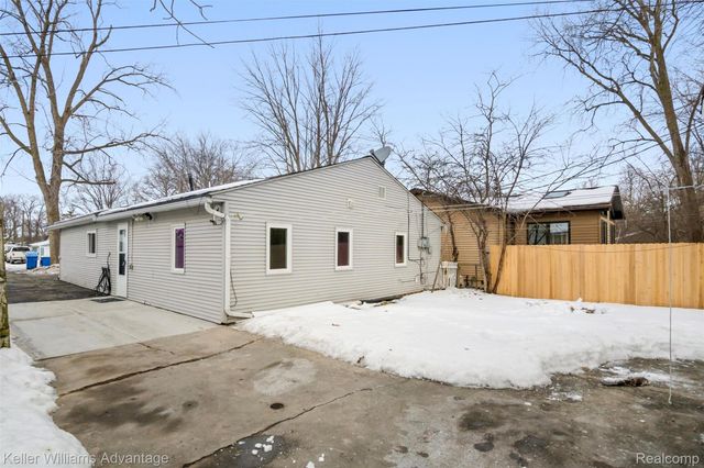 1345 Hendricks Way, Waterford Charter Township, MI 48328