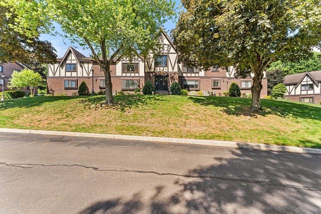12 Royal Lake Dr 8, Braintree, MA 02184