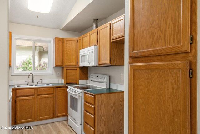8694 N Clarkview Pl, Hayden Lake, ID 83835
