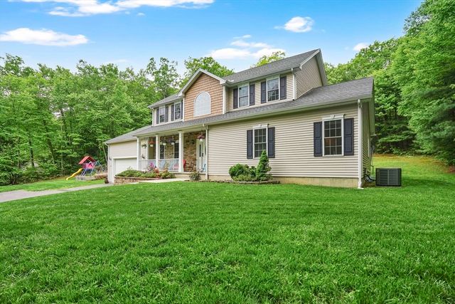 32 Bissonnette Cir, Southampton, MA 01073