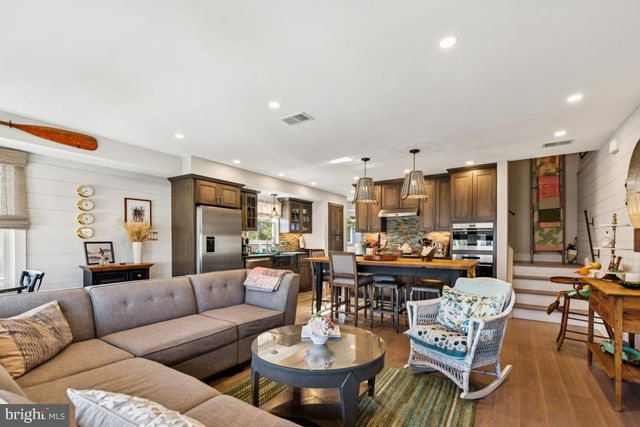 108 E 27TH ST, Ship Bottom, NJ 08008