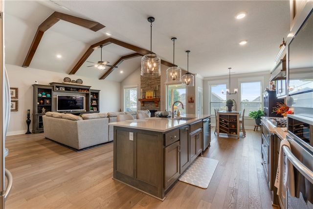 393 S Emerald Woods RUN, Farmington, AR 72730