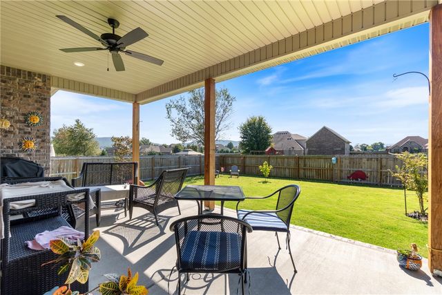 393 S Emerald Woods RUN, Farmington, AR 72730