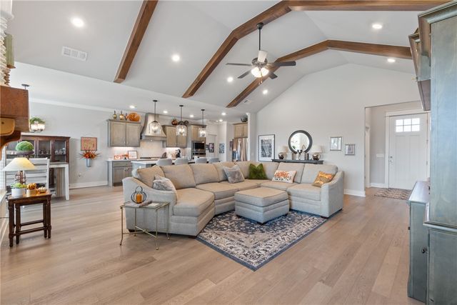 393 S Emerald Woods RUN, Farmington, AR 72730