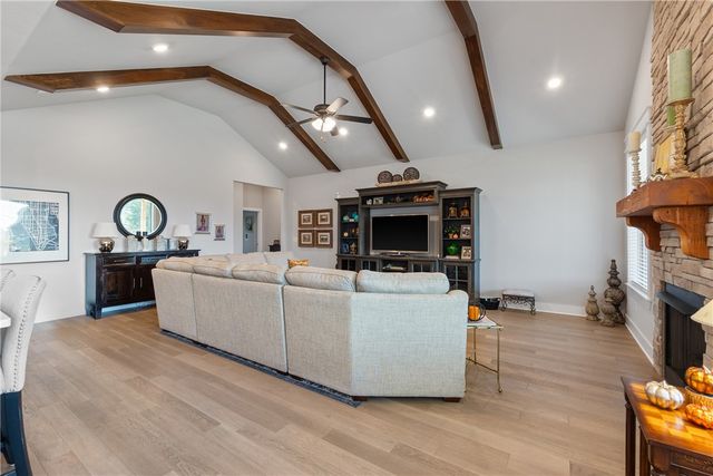 393 S Emerald Woods RUN, Farmington, AR 72730