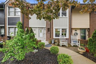 606 Canterbury Dr, Moon/crescent Twp, PA 15108
