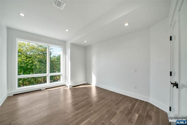 428 6th Street A, Palisades Park, NJ 07650