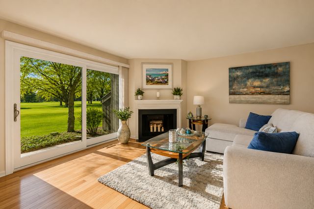 404 Shoreline Road 298, Lake Barrington, IL 60010