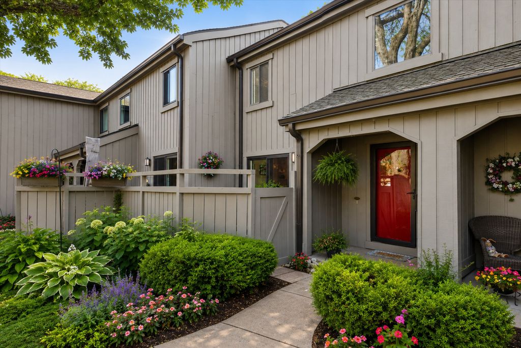 404 Shoreline Road 298, Lake Barrington, IL 60010