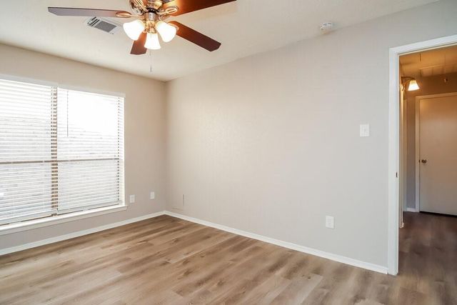 5014 Meadow Crest Street, La Porte, TX 77571