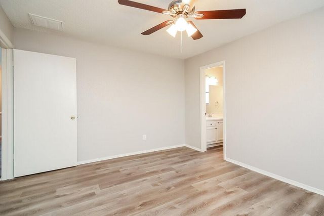 5014 Meadow Crest Street, La Porte, TX 77571